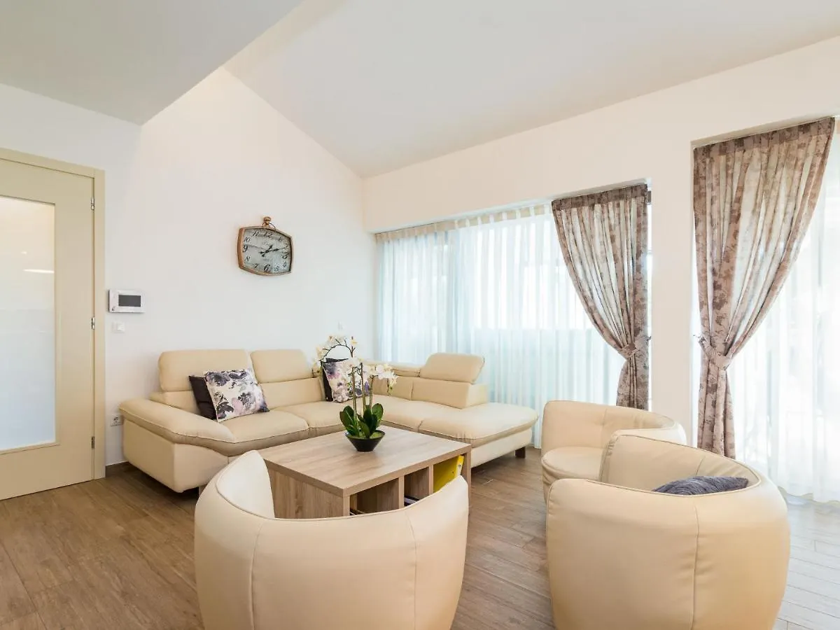 Holiday Home Villa Mala Halu By Interhome